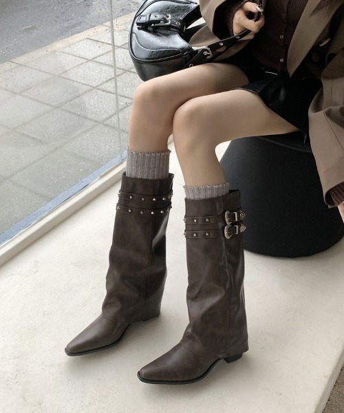 lilful（リルフル）の「ダブルベルト スタッズデザイン ポインテッドトゥロングブーツ（ブーツ・レディース・ブラック/ブラウン/ダークブラウン・M/L）」の14枚目の写真