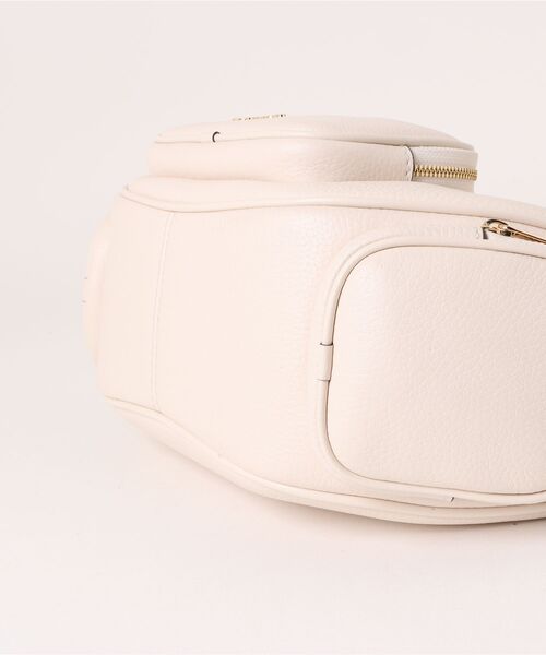 MICHAEL KORS（マイケルコース）の「MERRITT ぺブルレザー コンバーチブル ポケット ショルダー ミディアム（ショルダーバッグ・レディース・ベージュ系・FREE）」の3枚目の写真