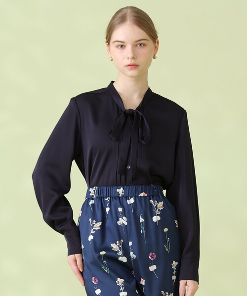 ANAYI(アナイ)の「【セットアップ対応商品】ストレッチダブルサテンボウタック ブラウス(シャツ/ブラウス・レディース・サックスブルー/ホワイト/ネイビー・38/36)」の2枚目の写真