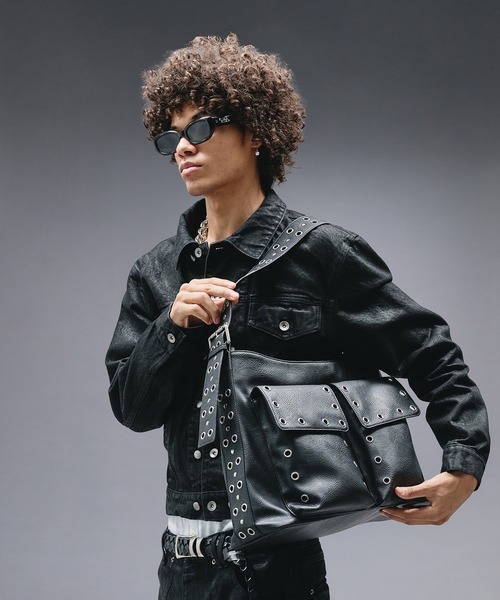 ANDER HUNK(アンダーハンク)の「Eyelet & Studs Shoulder Bag / アイレット&スタッズショルダーバッグ(ショルダーバッグ・メンズ・ブラック・FREE)」の4枚目の写真