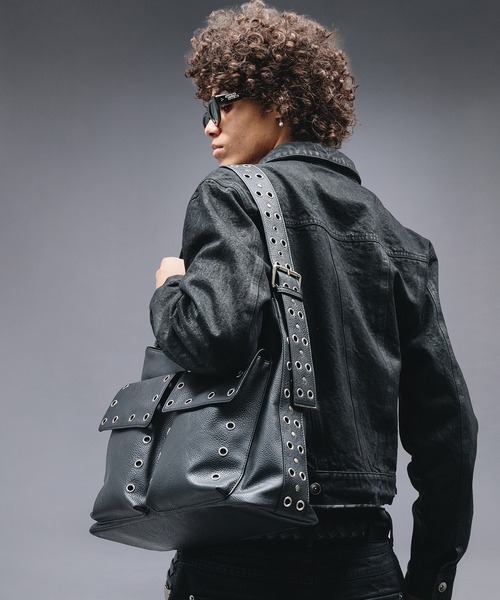 ANDER HUNK(アンダーハンク)の「Eyelet & Studs Shoulder Bag / アイレット&スタッズショルダーバッグ(ショルダーバッグ・メンズ・ブラック・FREE)」の7枚目の写真