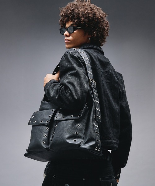 ANDER HUNK(アンダーハンク)の「Eyelet & Studs Shoulder Bag / アイレット&スタッズショルダーバッグ(ショルダーバッグ・メンズ・ブラック・FREE)」の8枚目の写真