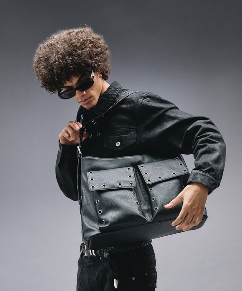 ANDER HUNK(アンダーハンク)の「Eyelet & Studs Shoulder Bag / アイレット&スタッズショルダーバッグ(ショルダーバッグ・メンズ・ブラック・FREE)」の3枚目の写真
