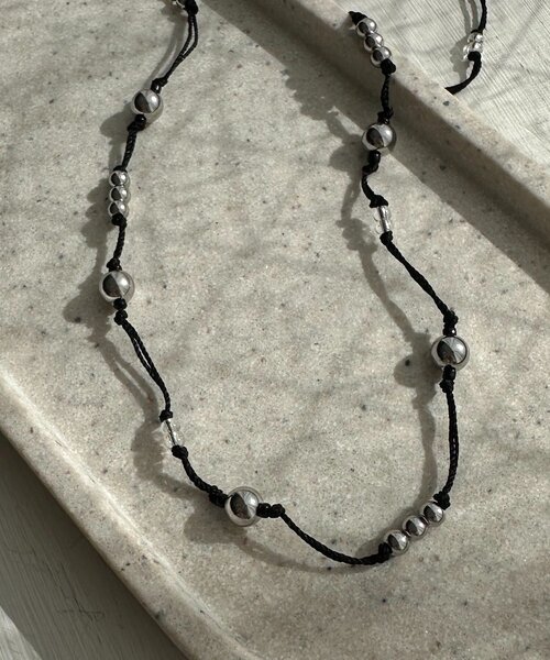 CAPRICIEUX LE'MAGE（カプリシューレマージュ）の「〈GOLDY/ゴールディ〉シルバービーズコードチョーカー（ネックレス・レディース・シルバー・FREE）」の3枚目の写真