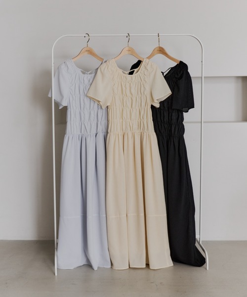 OLUN(オルン)の「front shirring onepiece/フロントシャーリングワンピース(ワンピース・レディース・ブラック/アイボリー/ライトブルー・FREE/SMALL)」の4枚目の写真
