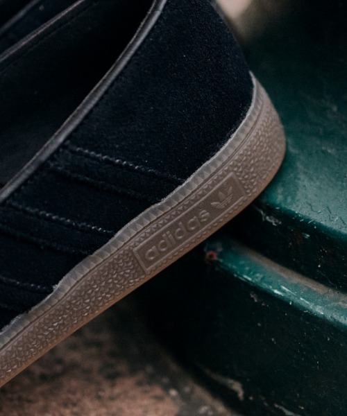 adidas(アディダス)の「HANDBALL SPEZIAL LOAFER W KJ0641(ローファー・レディース・ブラック・22.5cm/23.0cm/23.5cm/24.0cm/24.5cm/25.0cm/25.5cm/26.0cm/26.5cm/27.0cm/27.5cm/28.0cm/28.5cm/29.0cm/30.0cm/22.0cm)」の5枚目の写真