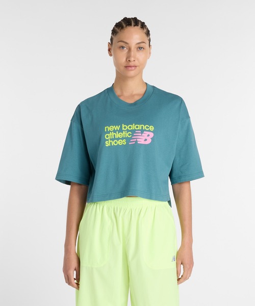 NEW BALANCE(ニューバランス)の「Athletics プレミアムチェストロゴ クロップショートスリーブTシャツ(Tシャツ/カットソー・レディース・サックスブルー/ダークパープル・SMALL/MEDIUM/LARGE/X-LARGE)」の1枚目の写真