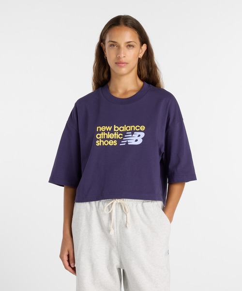 NEW BALANCE(ニューバランス)の「Athletics プレミアムチェストロゴ クロップショートスリーブTシャツ(Tシャツ/カットソー・レディース・サックスブルー/ダークパープル・SMALL/MEDIUM/LARGE/X-LARGE)」の2枚目の写真