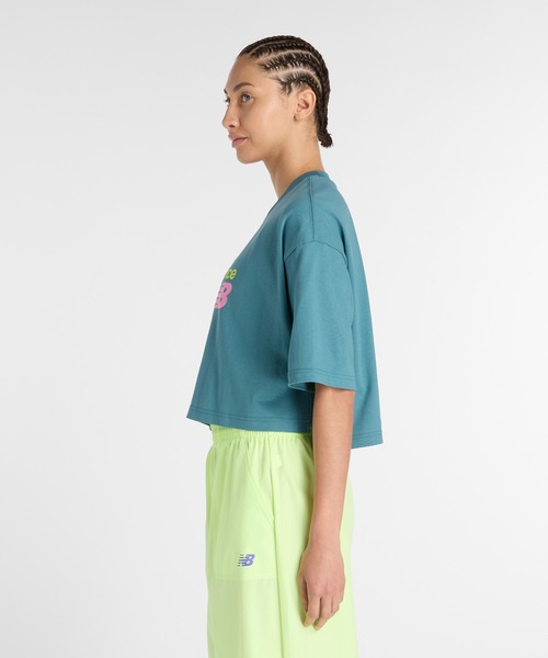NEW BALANCE(ニューバランス)の「Athletics プレミアムチェストロゴ クロップショートスリーブTシャツ(Tシャツ/カットソー・レディース・サックスブルー/ダークパープル・SMALL/MEDIUM/LARGE/X-LARGE)」の3枚目の写真