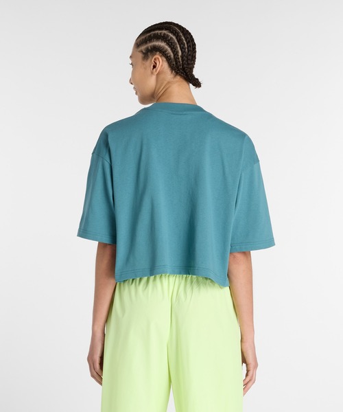 NEW BALANCE(ニューバランス)の「Athletics プレミアムチェストロゴ クロップショートスリーブTシャツ(Tシャツ/カットソー・レディース・サックスブルー/ダークパープル・SMALL/MEDIUM/LARGE/X-LARGE)」の4枚目の写真