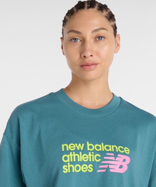 NEW BALANCE(ニューバランス)の「Athletics プレミアムチェストロゴ クロップショートスリーブTシャツ(Tシャツ/カットソー・レディース・サックスブルー/ダークパープル・SMALL/MEDIUM/LARGE/X-LARGE)」の5枚目の写真