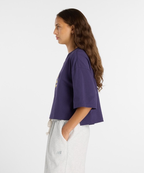 NEW BALANCE(ニューバランス)の「Athletics プレミアムチェストロゴ クロップショートスリーブTシャツ(Tシャツ/カットソー・レディース・サックスブルー/ダークパープル・SMALL/MEDIUM/LARGE/X-LARGE)」の8枚目の写真