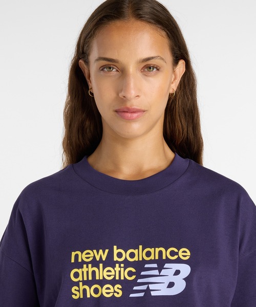 NEW BALANCE(ニューバランス)の「Athletics プレミアムチェストロゴ クロップショートスリーブTシャツ(Tシャツ/カットソー・レディース・サックスブルー/ダークパープル・SMALL/MEDIUM/LARGE/X-LARGE)」の10枚目の写真