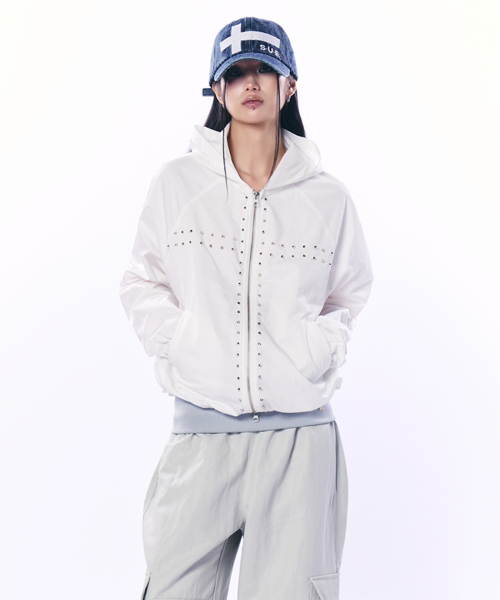 SETUP-EXE(セットアップイーエックスイー)の「STUDDED HOOD WINDBREAK / WHITE(ナイロンジャケット・レディース・その他・OS)」の1枚目の写真
