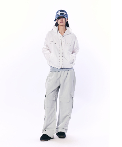 SETUP-EXE(セットアップイーエックスイー)の「STUDDED HOOD WINDBREAK / WHITE(ナイロンジャケット・レディース・その他・OS)」の2枚目の写真