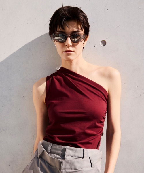 Henon.（ヘノン）の「ワンショルダーカットトップス（Tシャツ/カットソー・レディース・ブラック/ホワイト/バーガンディー・F）」の3枚目の写真