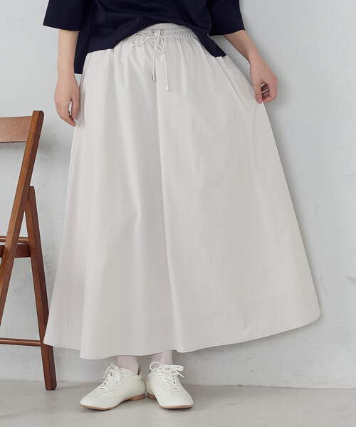 COMME CA ISM（コムサイズム）の「2WAYストレッチナイロンタフタ ギャザースカート（スカート・レディース・チャコール/アイボリー・LARGE/MEDIUM）」の2枚目の写真