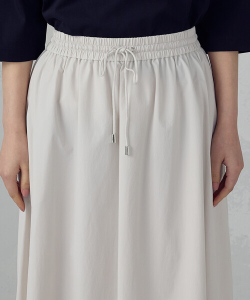 COMME CA ISM（コムサイズム）の「2WAYストレッチナイロンタフタ ギャザースカート（スカート・レディース・チャコール/アイボリー・LARGE/MEDIUM）」の12枚目の写真