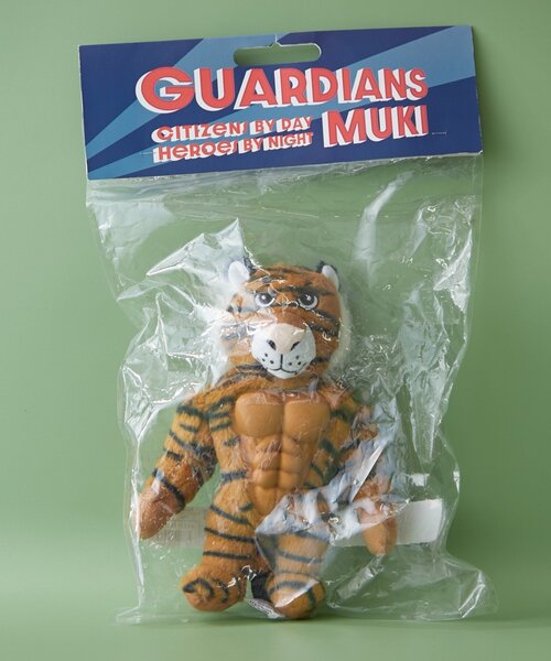 BIRTHDAY BAR(バースデイバー)の「Guardians MUKi 昼は市民、夜はヒーローのぬいぐるみ(おもちゃ・レディース・サックスブルー/イエロー/キャメル/グリーン系・0)」の2枚目の写真