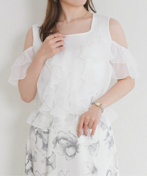 MISCH MASCH(ミッシュマッシュ)の「2026春夏新作 パウダーシフォンラッフルレイヤード肩開きニット(ニット/セーター・レディース・ピンク/ホワイト/イエロー・フリ-)」の1枚目の写真