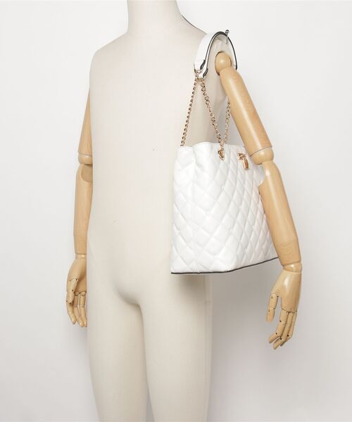 Guess(ゲス)の「RAMONA CARRYALL バッグ トートバッグ(トートバッグ・レディース・ブラック/ホワイト・ONE SIZE)」の3枚目の写真