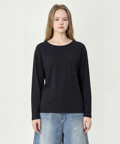 BASIC HOUSE(ベーシックハウス)の「女性 チャラン スパン Uネック オーバーサイズ 長袖Tシャツ ブラック(Tシャツ/カットソー・レディース・ブラック・100/85/90/95)」の3枚目の写真