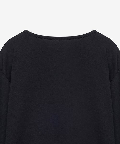 BASIC HOUSE(ベーシックハウス)の「女性 チャラン スパン Uネック オーバーサイズ 長袖Tシャツ ブラック(Tシャツ/カットソー・レディース・ブラック・100/85/90/95)」の7枚目の写真