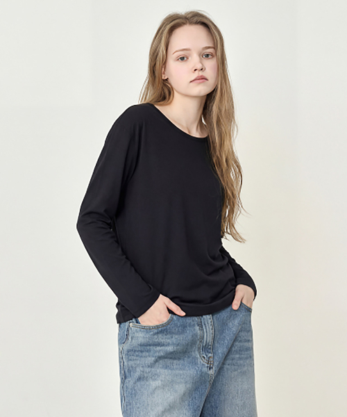 BASIC HOUSE(ベーシックハウス)の「女性 チャラン スパン Uネック オーバーサイズ 長袖Tシャツ ブラック(Tシャツ/カットソー・レディース・ブラック・100/85/90/95)」の11枚目の写真