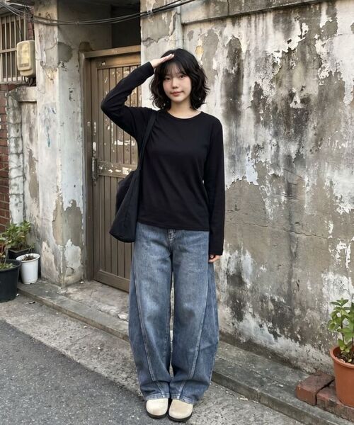 BASIC HOUSE(ベーシックハウス)の「女性 チャラン スパン Uネック オーバーサイズ 長袖Tシャツ ブラック(Tシャツ/カットソー・レディース・ブラック・100/85/90/95)」の12枚目の写真