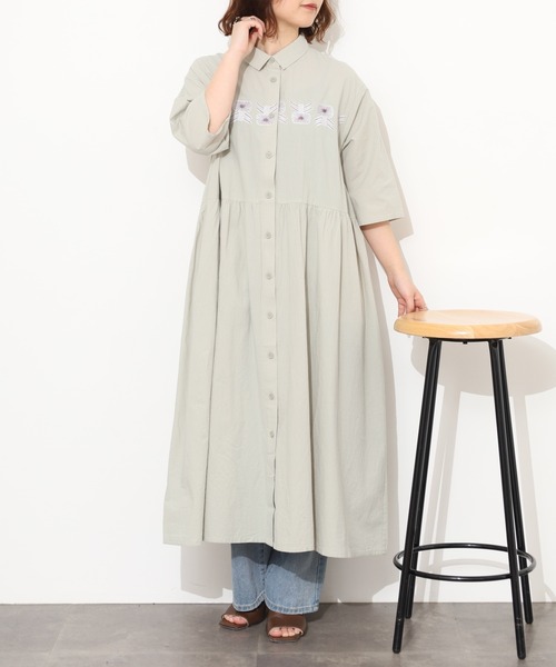 Emago(イマゴ)の「EMAGO 花刺繍ワンピース 半端袖(シャツワンピース・レディース・アイボリー/ブラック/オリーブ・FREE)」の3枚目の写真