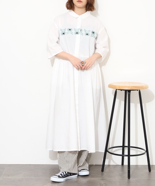 Emago(イマゴ)の「EMAGO 花刺繍ワンピース 半端袖(シャツワンピース・レディース・アイボリー/ブラック/オリーブ・FREE)」の1枚目の写真