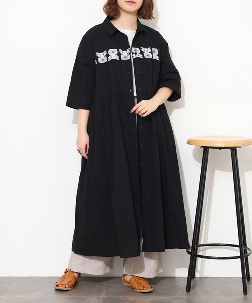 Emago(イマゴ)の「EMAGO 花刺繍ワンピース 半端袖(シャツワンピース・レディース・アイボリー/ブラック/オリーブ・FREE)」の2枚目の写真