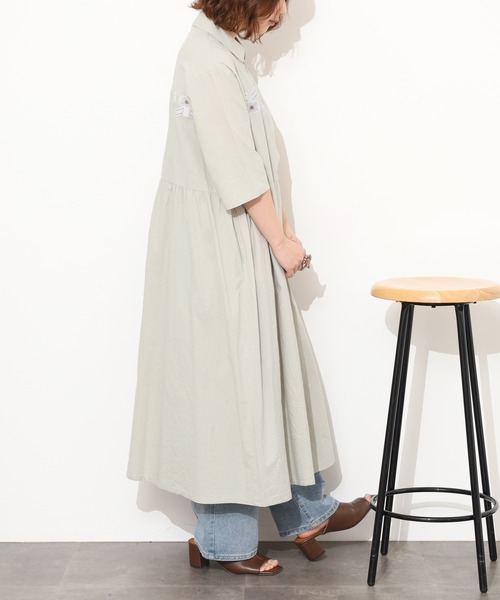 Emago(イマゴ)の「EMAGO 花刺繍ワンピース 半端袖(シャツワンピース・レディース・アイボリー/ブラック/オリーブ・FREE)」の21枚目の写真