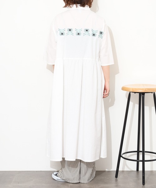 Emago(イマゴ)の「EMAGO 花刺繍ワンピース 半端袖(シャツワンピース・レディース・アイボリー/ブラック/オリーブ・FREE)」の7枚目の写真