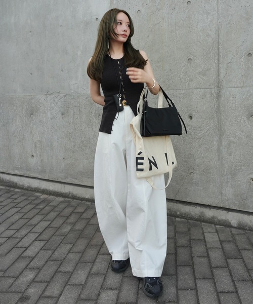 LAULEN(ローレン)の「cotton seam curve pants /コットンシームカーブパンツ(その他パンツ・レディース・ホワイト/ブラック・S/M)」の1枚目の写真