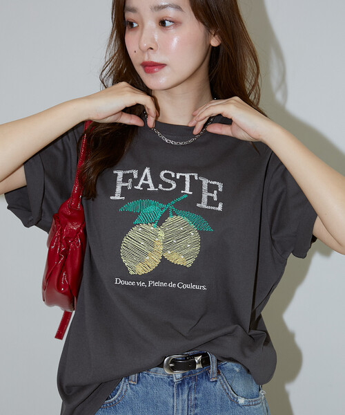 PUBLUX(パブリュクス)の「PUBLUX/パブリュクス レモン 刺繍 Tシャツ 限定展開(Tシャツ/カットソー・レディース・ライトグレー/ピンク/ネイビー/チャコールグレー・フリ-)」の2枚目の写真