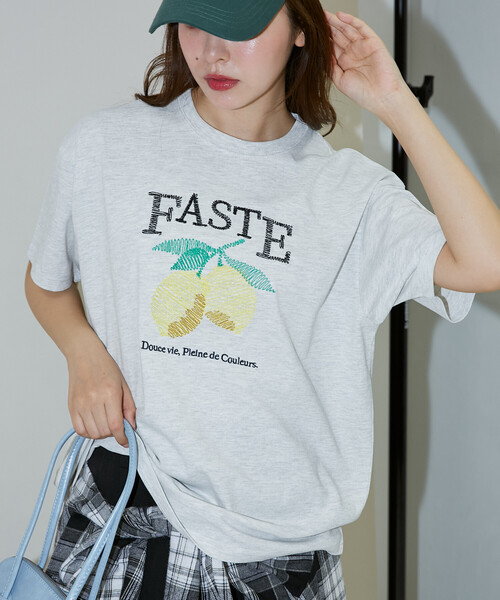 PUBLUX(パブリュクス)の「PUBLUX/パブリュクス レモン 刺繍 Tシャツ 限定展開(Tシャツ/カットソー・レディース・ライトグレー/ピンク/ネイビー/チャコールグレー・フリ-)」の3枚目の写真