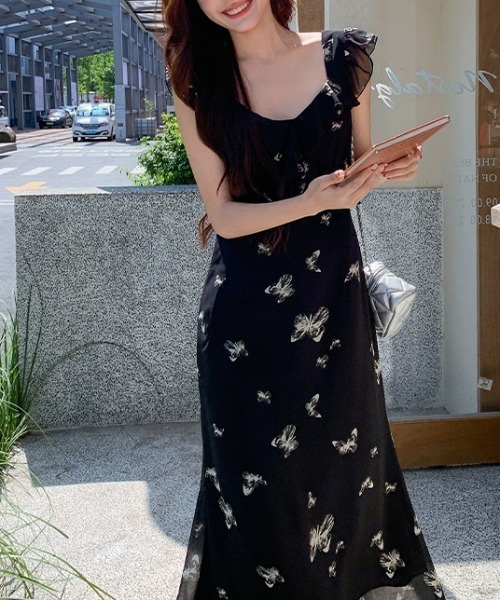 AMAJI(アマジ)の「フレンチ風バタフライ柄キャミソールワンピース(ワンピース・レディース・ブラック・X-LARGE/LARGE/MEDIUM/SMALL)」の5枚目の写真