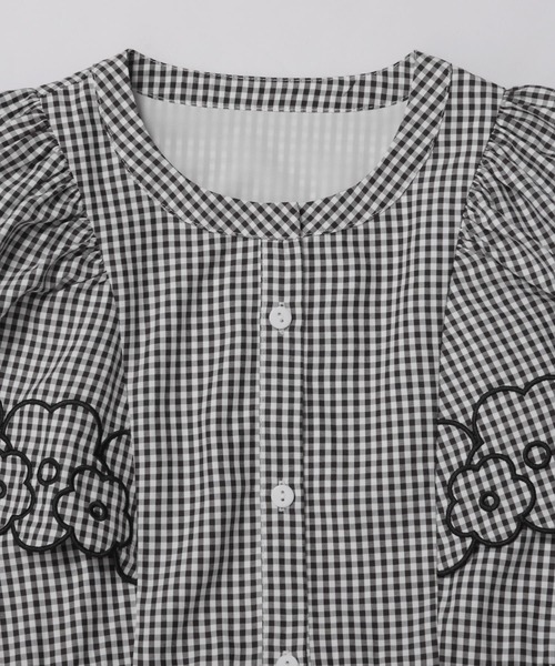 Fit more(フィットモア)の「フラワー刺繍スカラップ袖フレアトップス(シャツ/ブラウス・レディース・グレー/ブラック・FREE)」の11枚目の写真