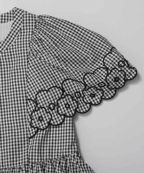 Fit more(フィットモア)の「フラワー刺繍スカラップ袖フレアトップス(シャツ/ブラウス・レディース・グレー/ブラック・FREE)」の13枚目の写真