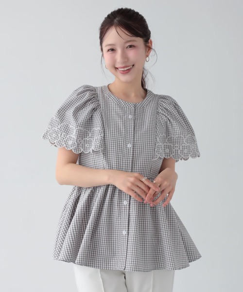 Fit more(フィットモア)の「フラワー刺繍スカラップ袖フレアトップス(シャツ/ブラウス・レディース・グレー/ブラック・FREE)」の3枚目の写真