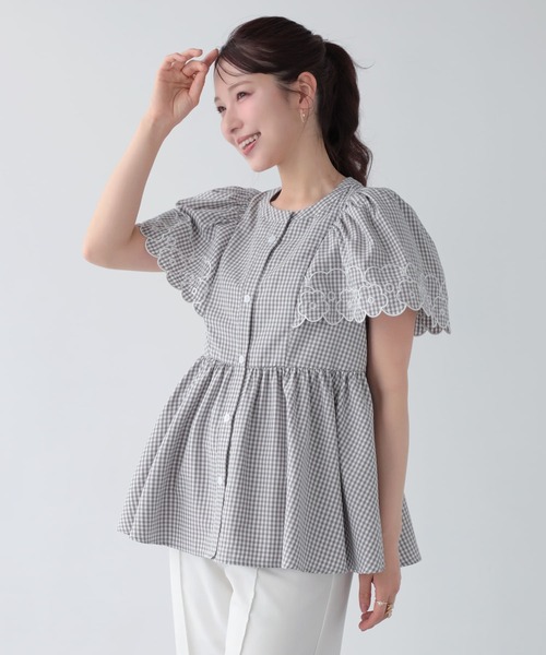 Fit more(フィットモア)の「フラワー刺繍スカラップ袖フレアトップス(シャツ/ブラウス・レディース・グレー/ブラック・FREE)」の4枚目の写真