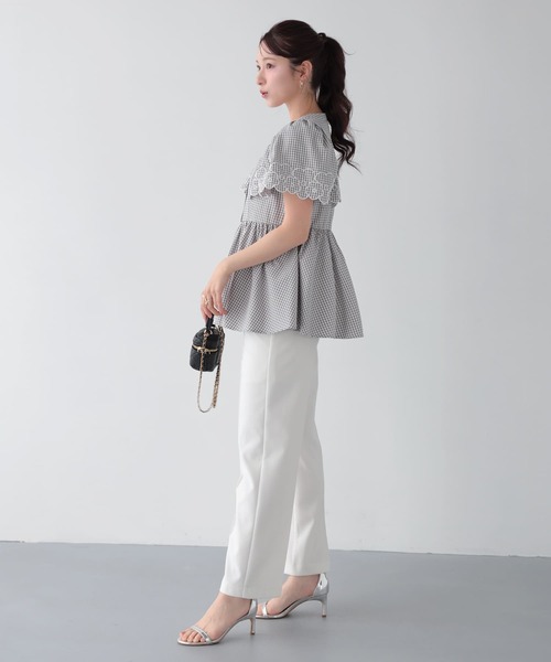 Fit more(フィットモア)の「フラワー刺繍スカラップ袖フレアトップス(シャツ/ブラウス・レディース・グレー/ブラック・FREE)」の5枚目の写真