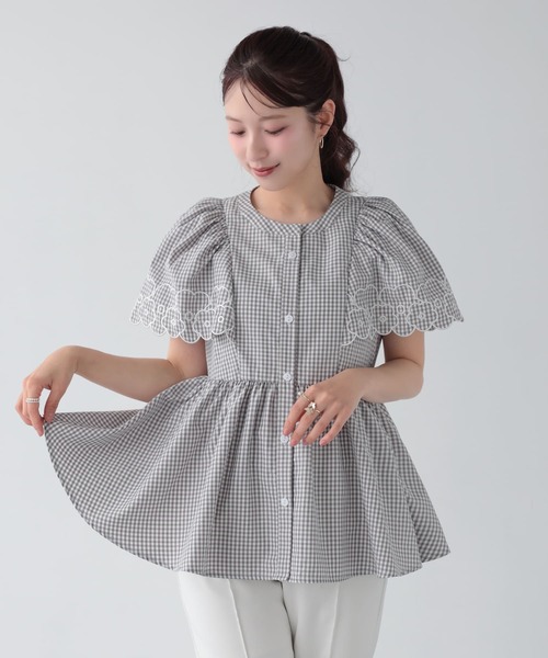 Fit more(フィットモア)の「フラワー刺繍スカラップ袖フレアトップス(シャツ/ブラウス・レディース・グレー/ブラック・FREE)」の6枚目の写真