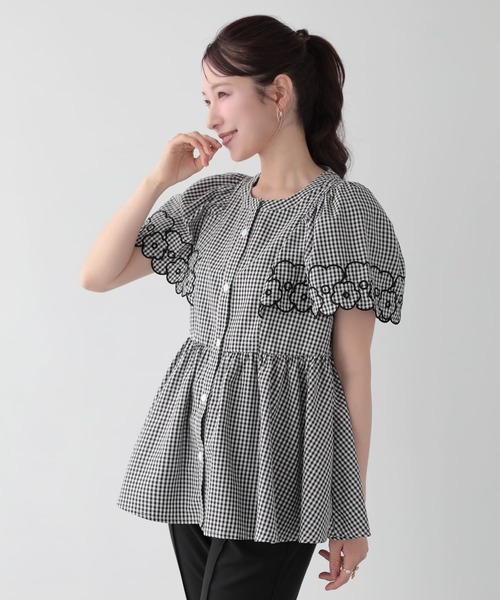 Fit more(フィットモア)の「フラワー刺繍スカラップ袖フレアトップス(シャツ/ブラウス・レディース・グレー/ブラック・FREE)」の7枚目の写真
