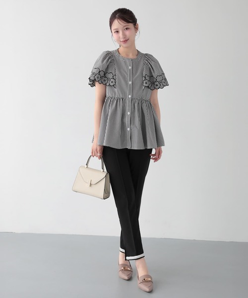 Fit more(フィットモア)の「フラワー刺繍スカラップ袖フレアトップス(シャツ/ブラウス・レディース・グレー/ブラック・FREE)」の8枚目の写真