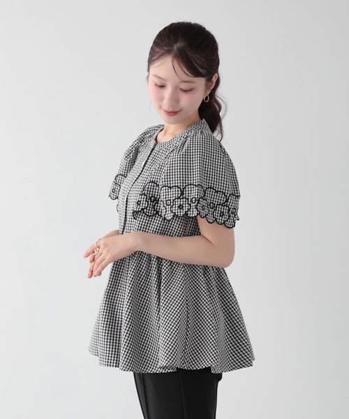 Fit more(フィットモア)の「フラワー刺繍スカラップ袖フレアトップス(シャツ/ブラウス・レディース・グレー/ブラック・FREE)」の9枚目の写真