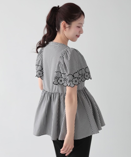 Fit more(フィットモア)の「フラワー刺繍スカラップ袖フレアトップス(シャツ/ブラウス・レディース・グレー/ブラック・FREE)」の10枚目の写真