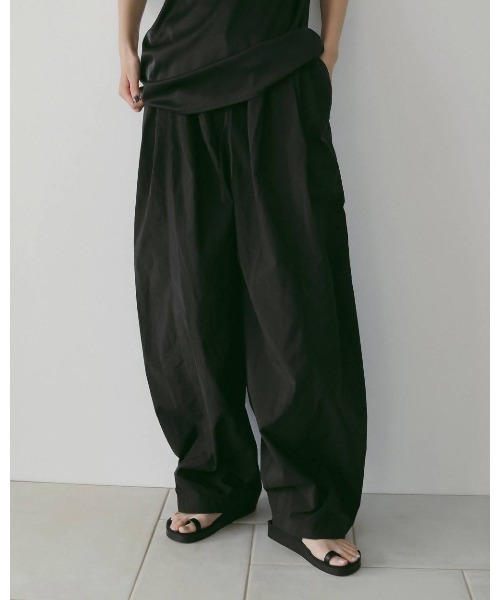 anuke(アンヌーク)の「Volumetuck Cocoon Pants 62610720(その他パンツ・メンズ・ブラック/ブラウン/ピンク・36/38)」の1枚目の写真