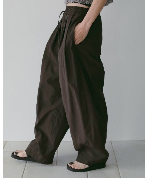anuke(アンヌーク)の「Volumetuck Cocoon Pants 62610720(その他パンツ・メンズ・ブラック/ブラウン/ピンク・36/38)」の9枚目の写真
